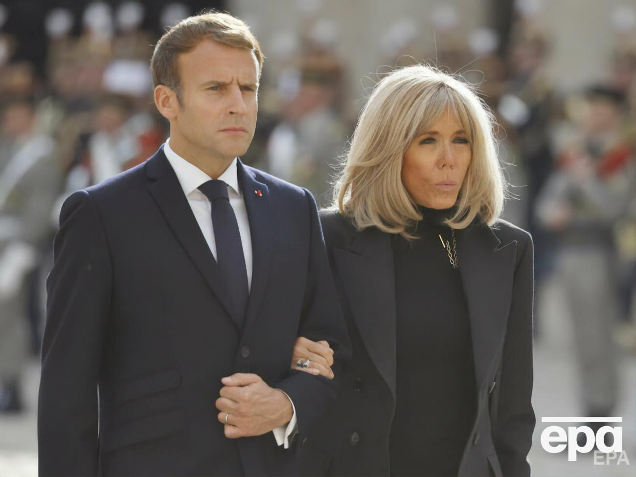 Пользователи соцсетей пишут, что невозможно найти фото Бриджит Макрон в молодости, а это якобы является доказательством того, что когда-то она была мужчиной