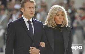 Користувачі соцмереж пишуть, що неможливо знайти фото Бріджит Макрон у молодості, а це нібито є доказом того, що колись вона була чоловіком