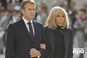 Пользователи соцсетей пишут, что невозможно найти фото Бриджит Макрон в молодости, а это якобы является доказательством того, что когда-то она была мужчиной