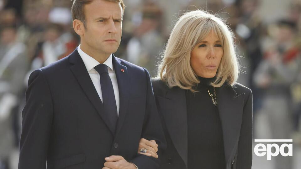 Пользователи соцсетей пишут, что невозможно найти фото Бриджит Макрон в молодости, а это якобы является доказательством того, что когда-то она была мужчиной