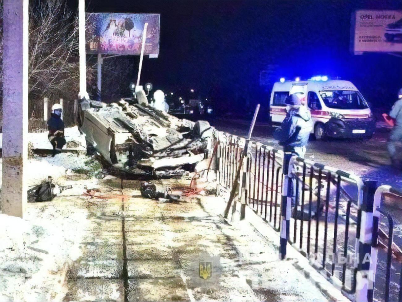 Водій BMW не впорався з керуванням, в'їхав у будівлю на залізничному переїзді та перекинувся, повідомили у поліції