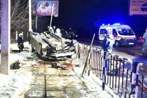 Водій BMW не впорався з керуванням, в'їхав у будівлю на залізничному переїзді та перекинувся, повідомили у поліції