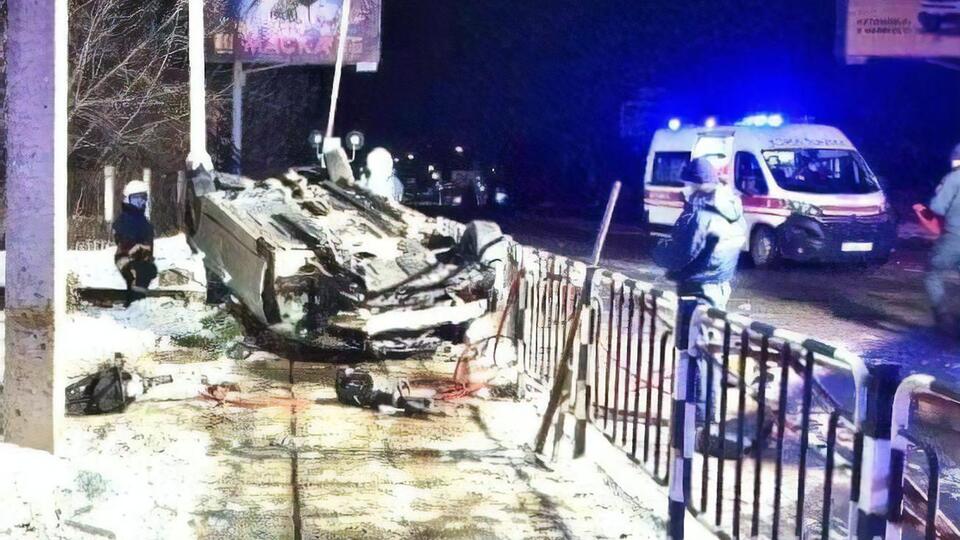 Водій BMW не впорався з керуванням, в'їхав у будівлю на залізничному переїзді та перекинувся, повідомили у поліції