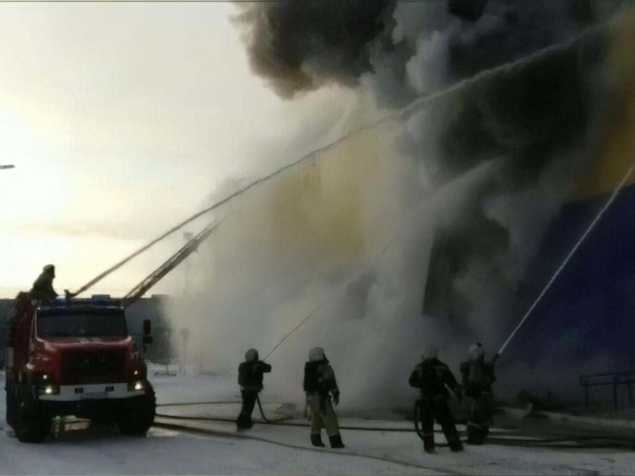 Огонь охватил 5 тыс. м&sup2; гипермаркета