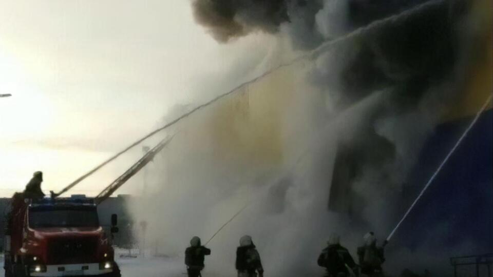 Огонь охватил 5 тыс. м² гипермаркета