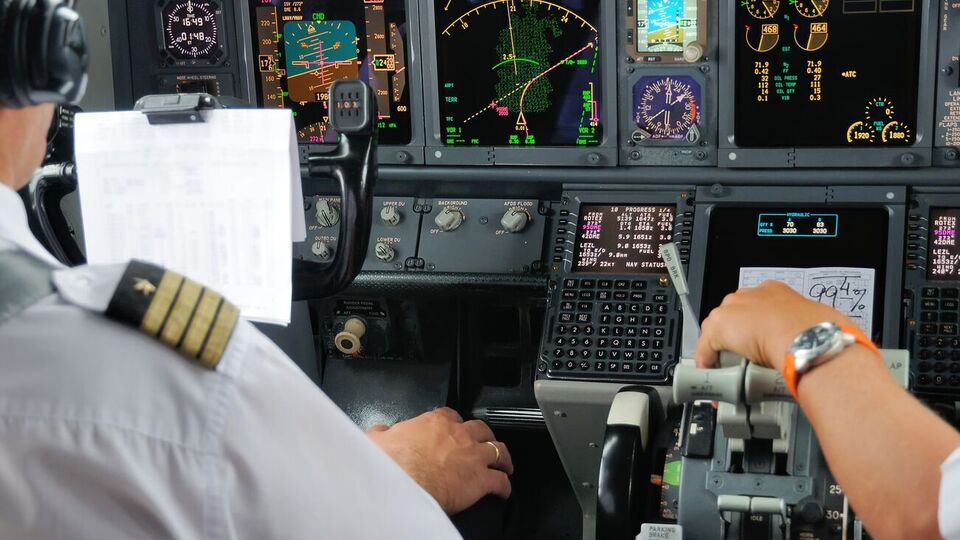 Глави Boeing та Airbus стверджують, що 5G-інтернет викривляє показання радіовисотомірів