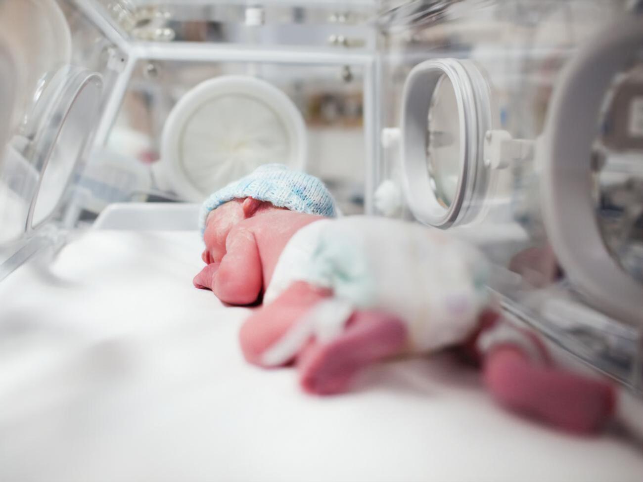 Дитина перебуває під наглядом неонатологів