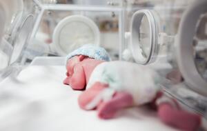 Дитина перебуває під наглядом неонатологів