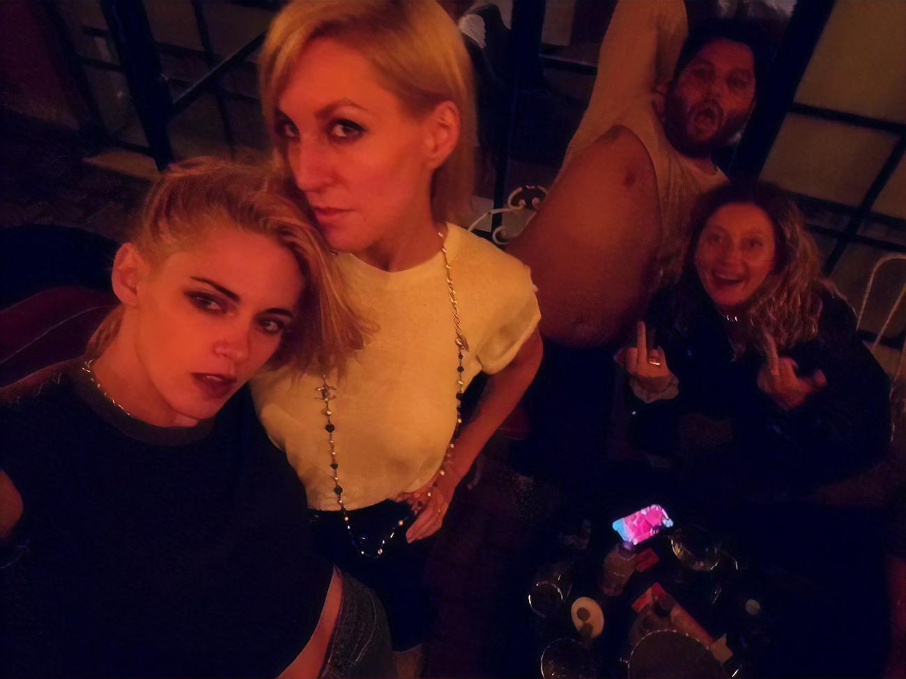 В ноябре 2021 года Дилан Мейер (слева) сделала Кристен Стюарт (справа) предложение руки и сердца