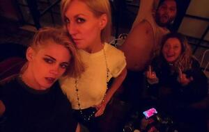 В ноябре 2021 года Дилан Мейер (слева) сделала Кристен Стюарт (справа) предложение руки и сердца