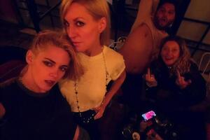 В ноябре 2021 года Дилан Мейер (слева) сделала Кристен Стюарт (справа) предложение руки и сердца