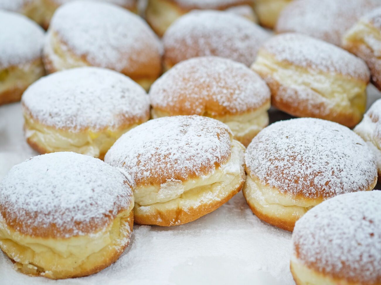 Пампушки жарятся на растительном масле до золотистого цвета