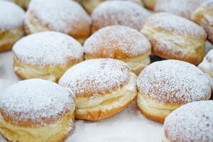 Пампушки жарятся на растительном масле до золотистого цвета