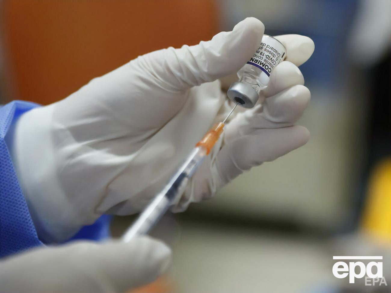 В Украине разрешили бустерную дозу вакцины отдельным категориям работников