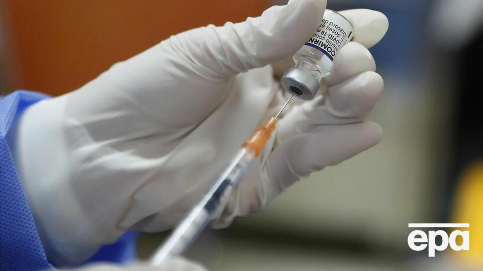 В Україні дозволили бустерну дозу вакцини окремим категоріям працівників