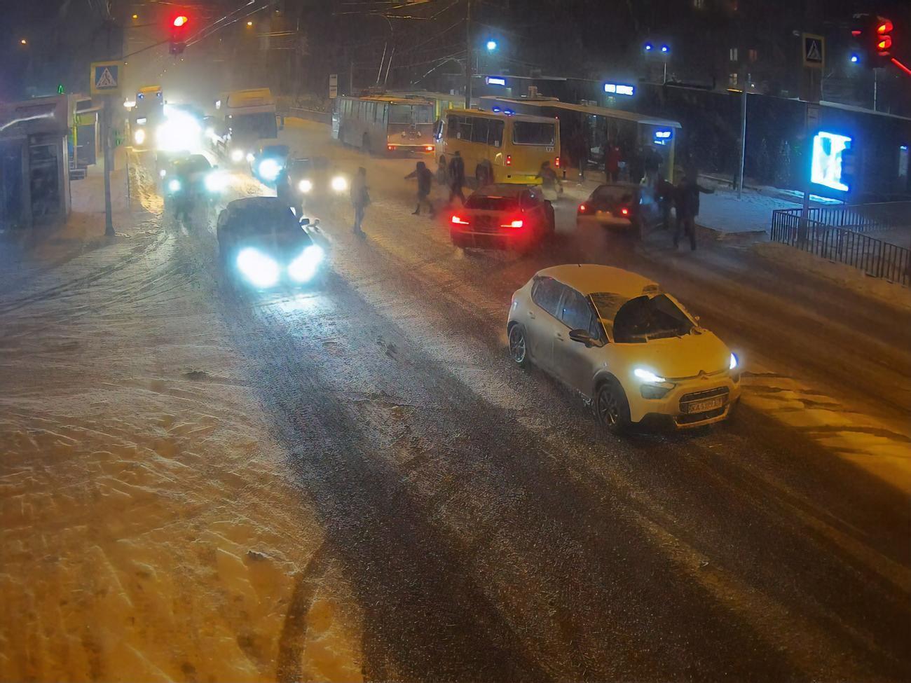 Машина сбила на остановке мужчину и женщину