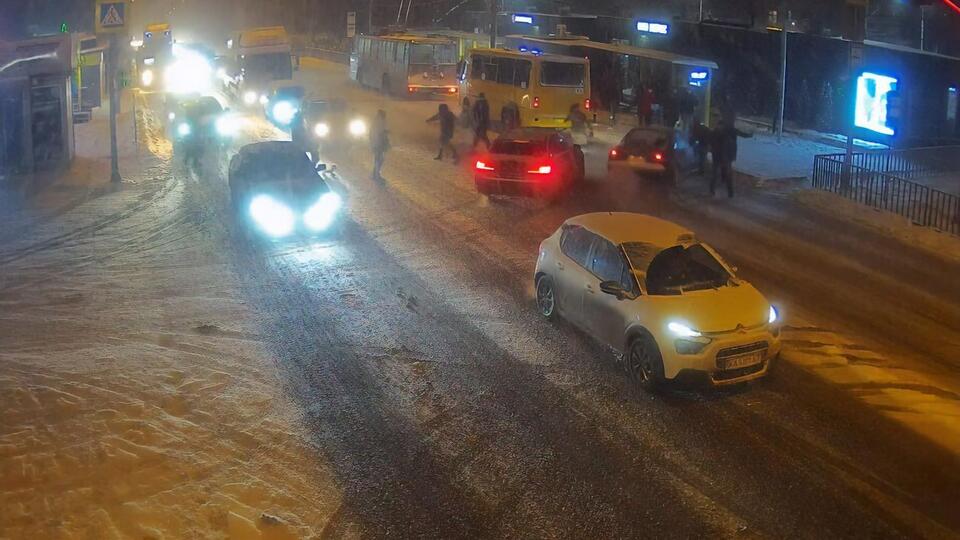 Машина сбила на остановке мужчину и женщину