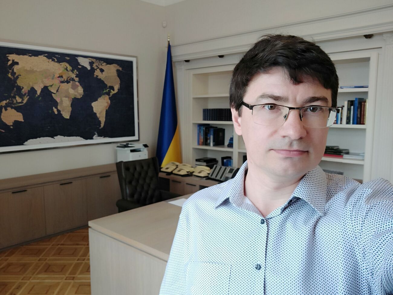 Згідно з указом президента, найдрібнішим клеркам інших держав на кшталт Захарової можуть відповідати лише Кулеба, Шмигаль та Зеленський