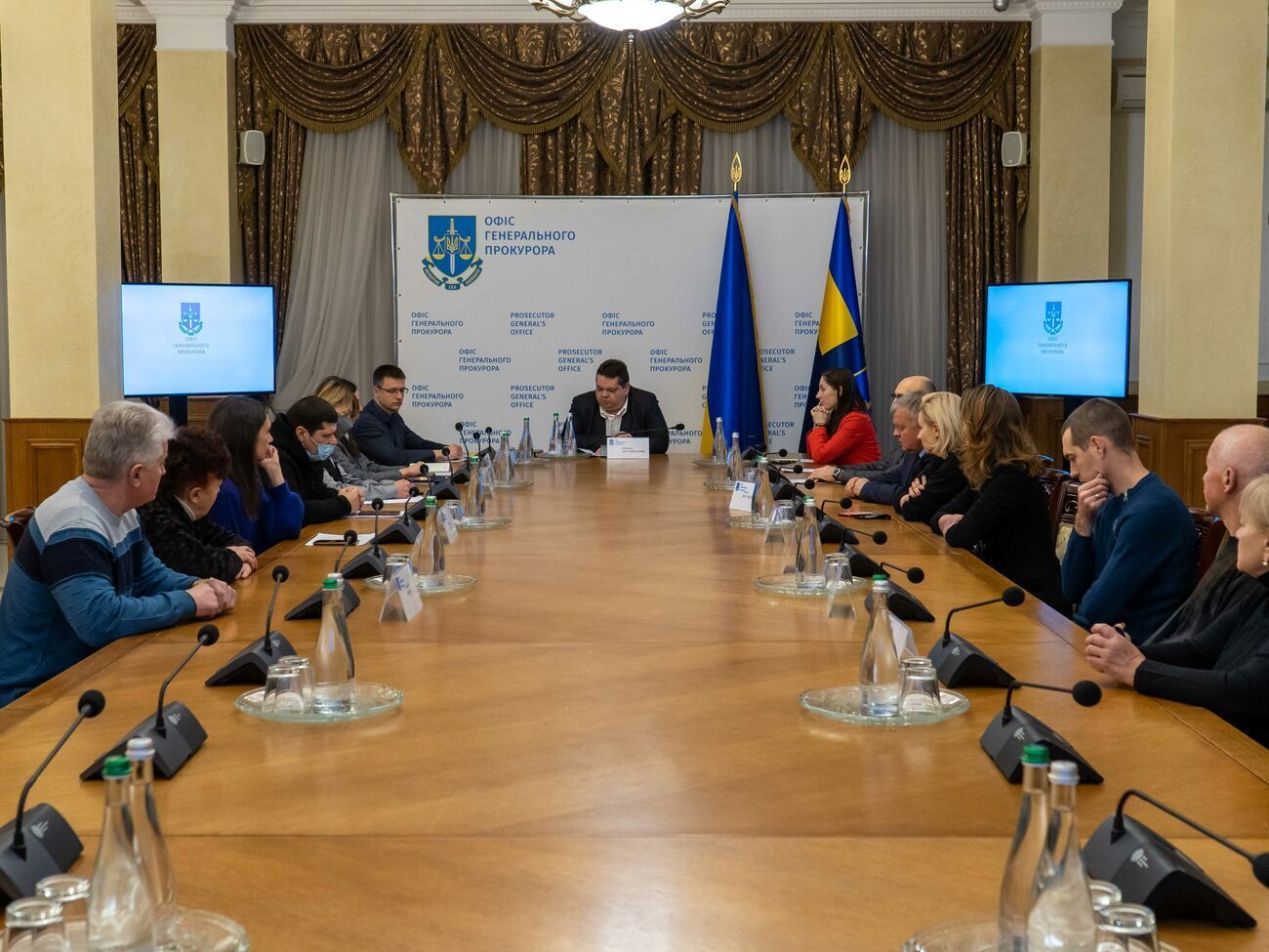 30 червня генеральна прокурорка Ірина Венедіктова підписала наказ, яким забрала у свого заступника Максима Якубовського (на фото в центрі) керівництво "департаментом війни" та передала повноваження щодо його управління собі