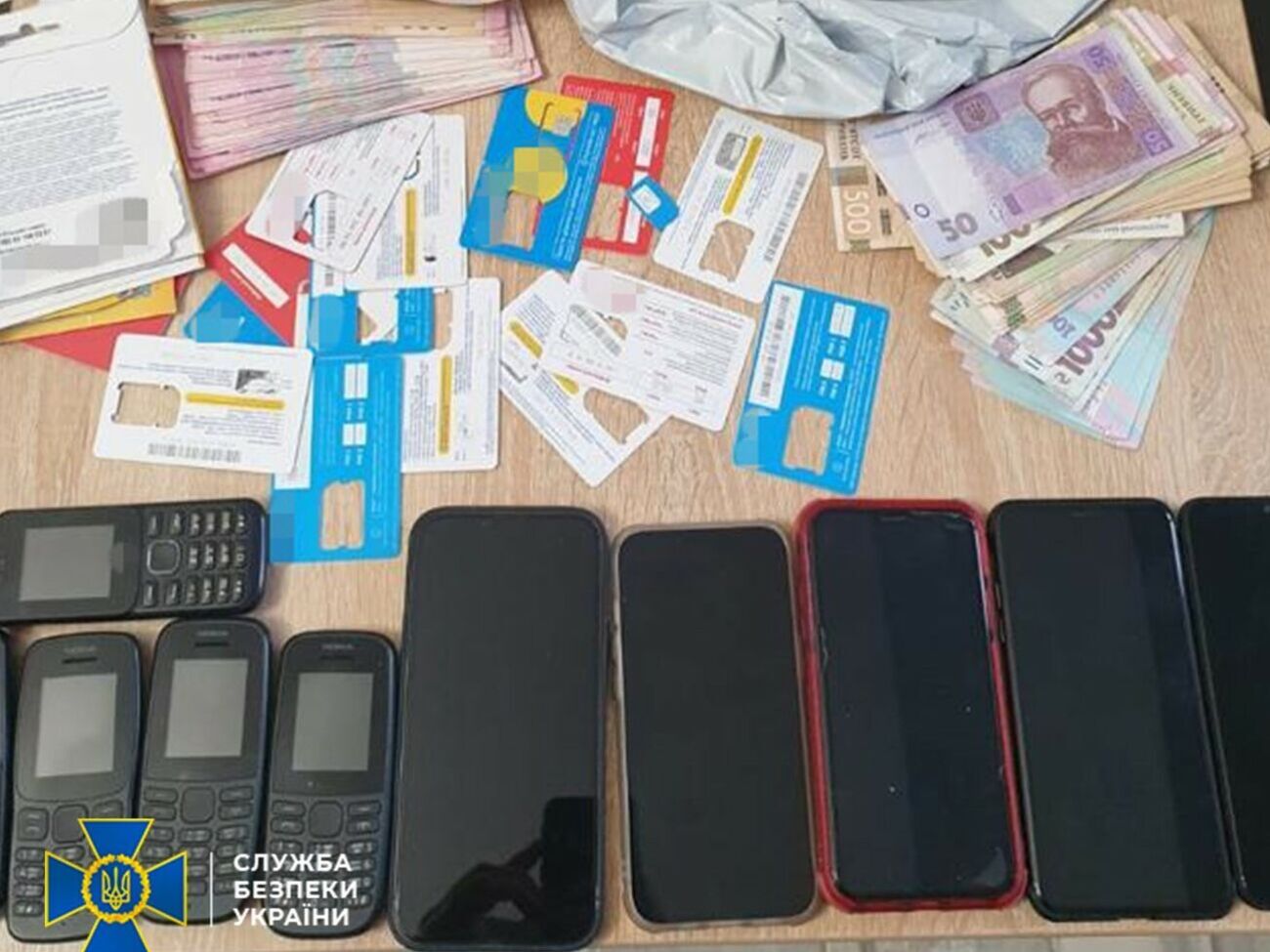 СБУ изъяла во время обысков деньги, лекарства,&nbsp;мобильные телефоны и сим-карты