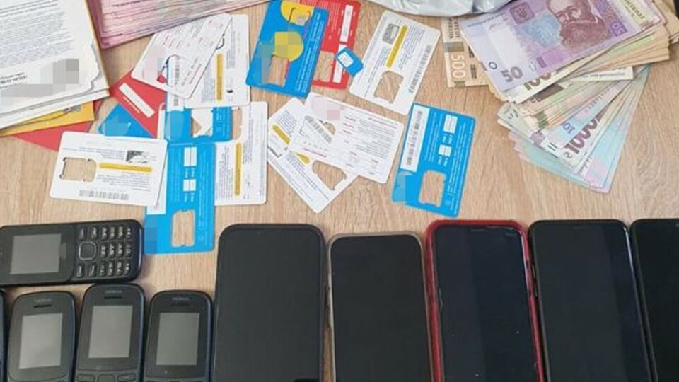 СБУ изъяла во время обысков деньги, лекарства, мобильные телефоны и сим-карты