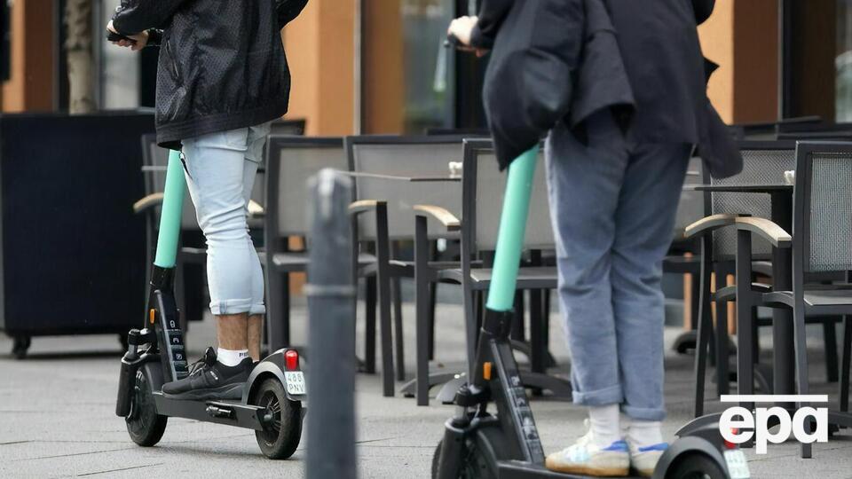 Электросамокаты в транспорте и на вокзалах Лондоне запретили после взрыва в метро батареи такого устройства