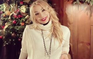 57-летняя Маша Распутина под фонограмму исполнила песню "Я иду такая вся в Dolce & Gabbana"