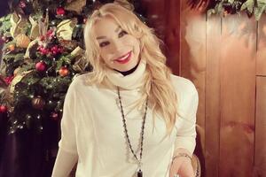 57-летняя Маша Распутина под фонограмму исполнила песню "Я иду такая вся в Dolce & Gabbana"