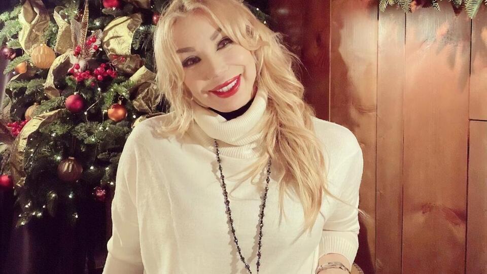 57-летняя Маша Распутина под фонограмму исполнила песню "Я иду такая вся в Dolce & Gabbana"