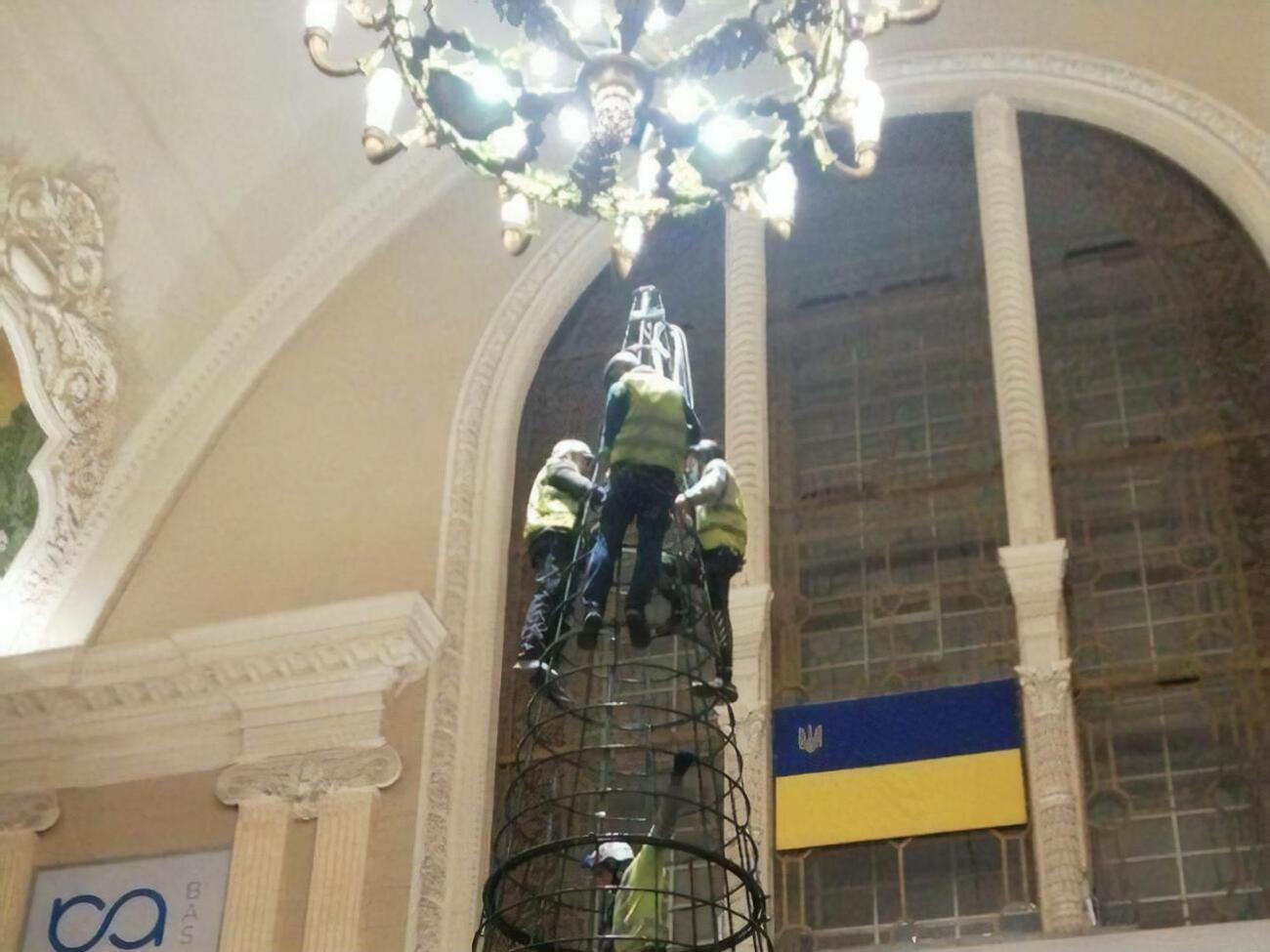 Ялинку у фоє вокзалу почали монтувати увечері 23 грудня
