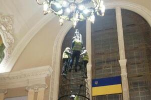 Елку в фойе вокзала начали монтировать вечером 23 декабря