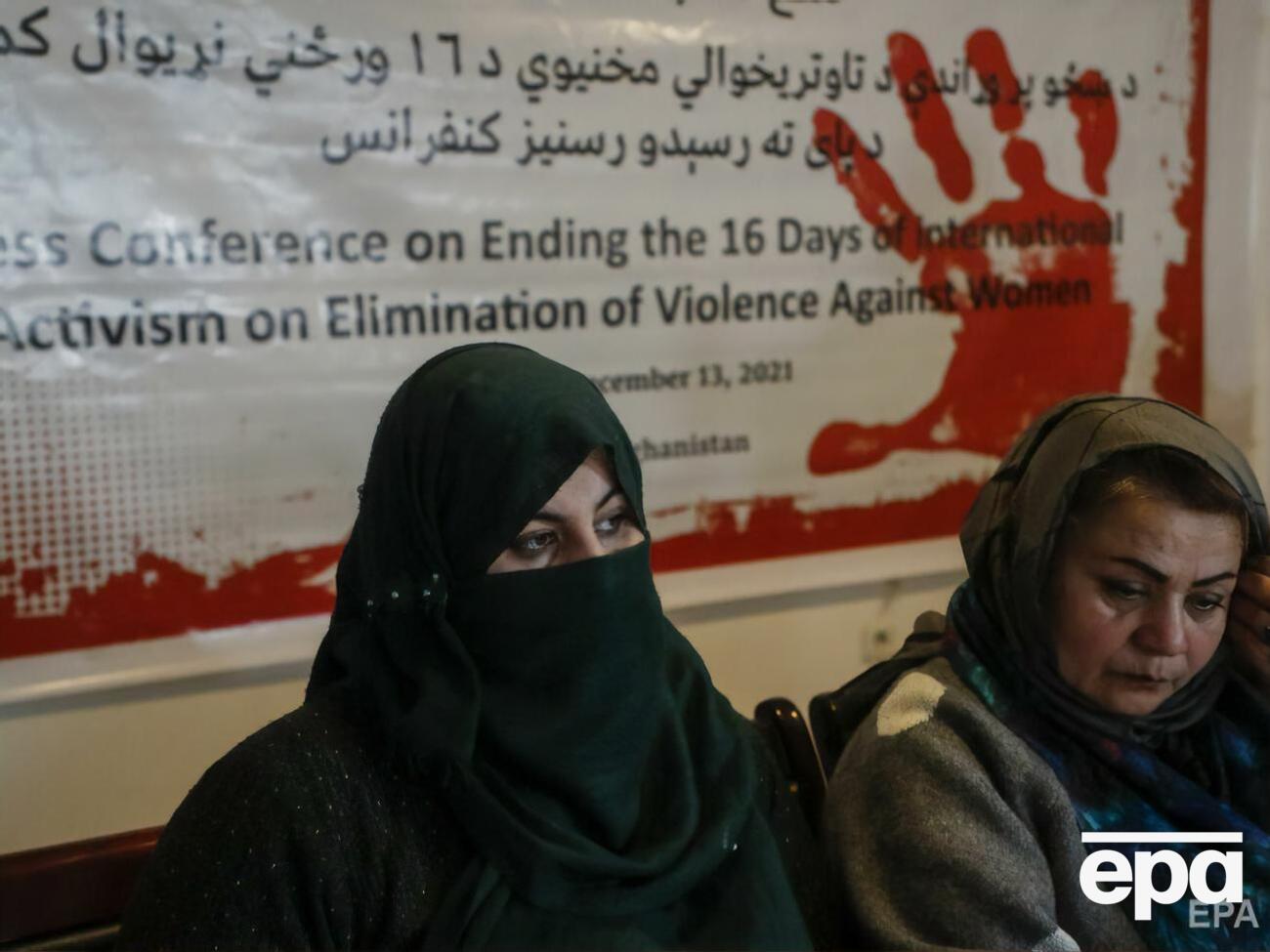 Комиссия талибов решила, что это "незаконно и аморально", если женщина обращается в больницу в сопровождении другой женщины