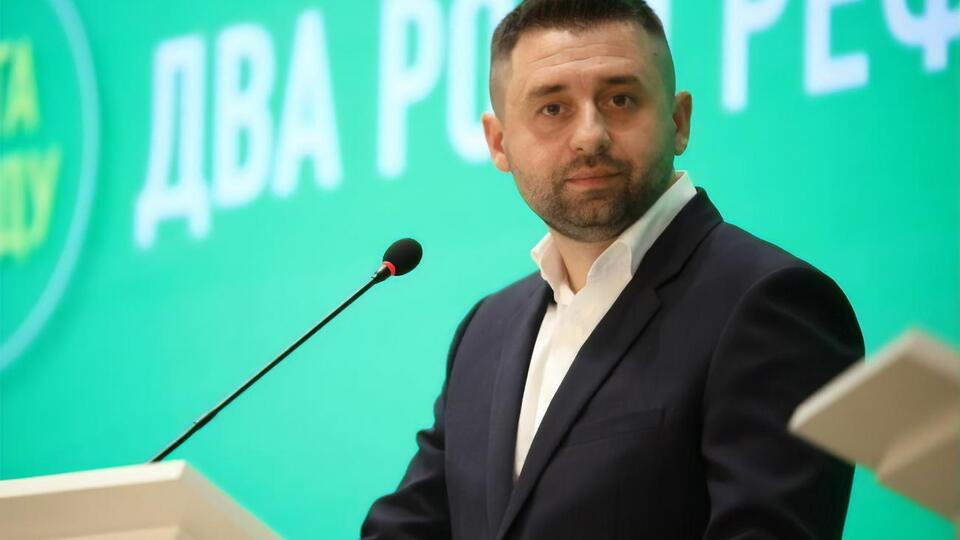 На вопрос, кто оплатил его перелет, Арахамия журналистам не ответил