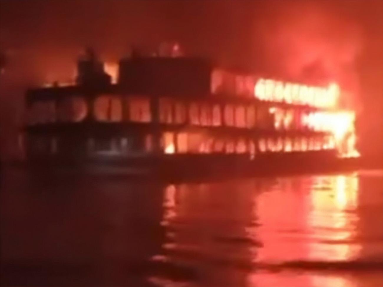 Пожар возник в машинном отделении парома