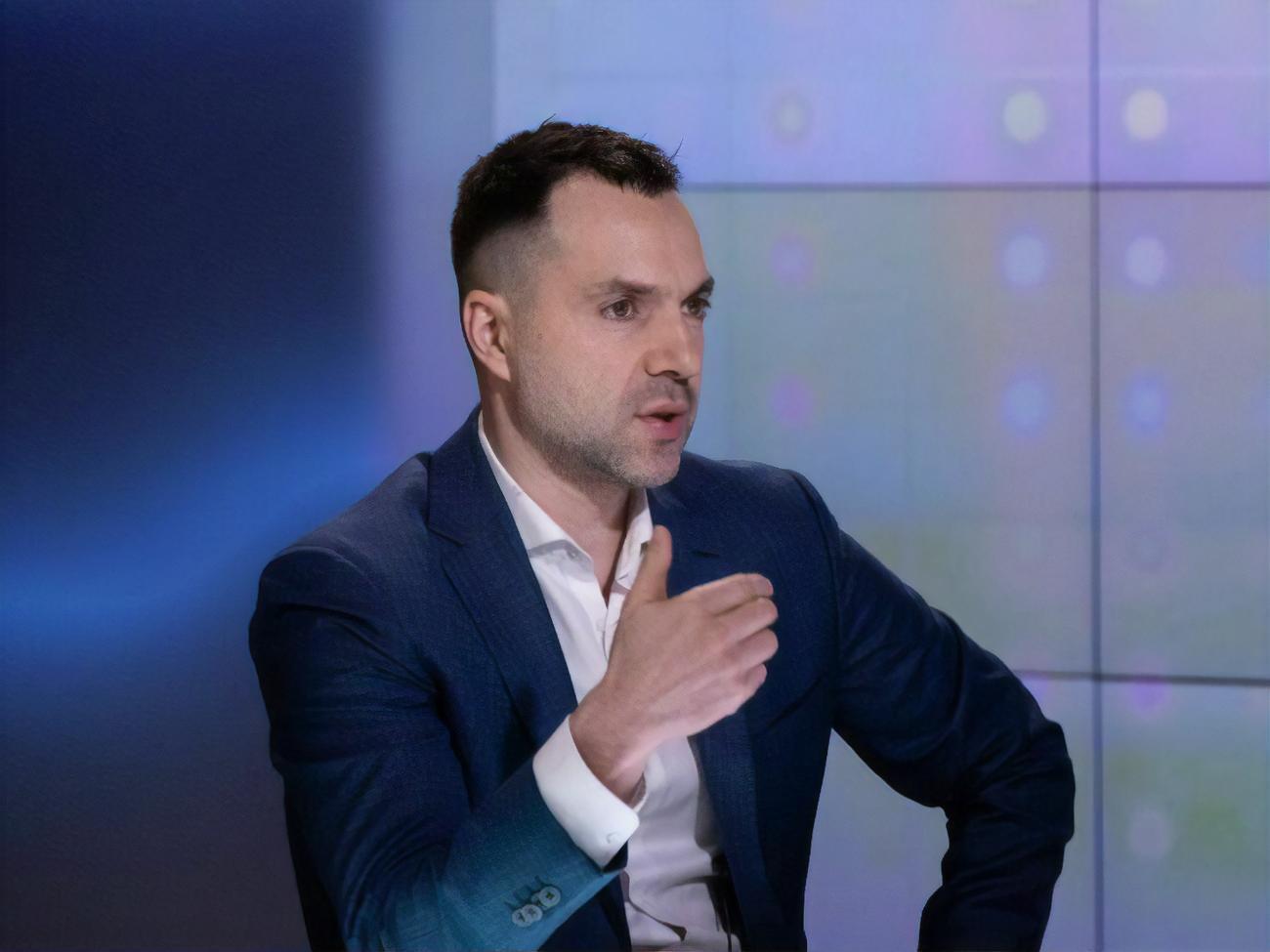 Арестович наголосив, що в армії жінки зможуть замінити чоловіків на тилових спеціальностях