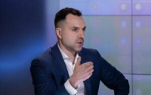 Арестович наголосив, що в армії жінки зможуть замінити чоловіків на тилових спеціальностях