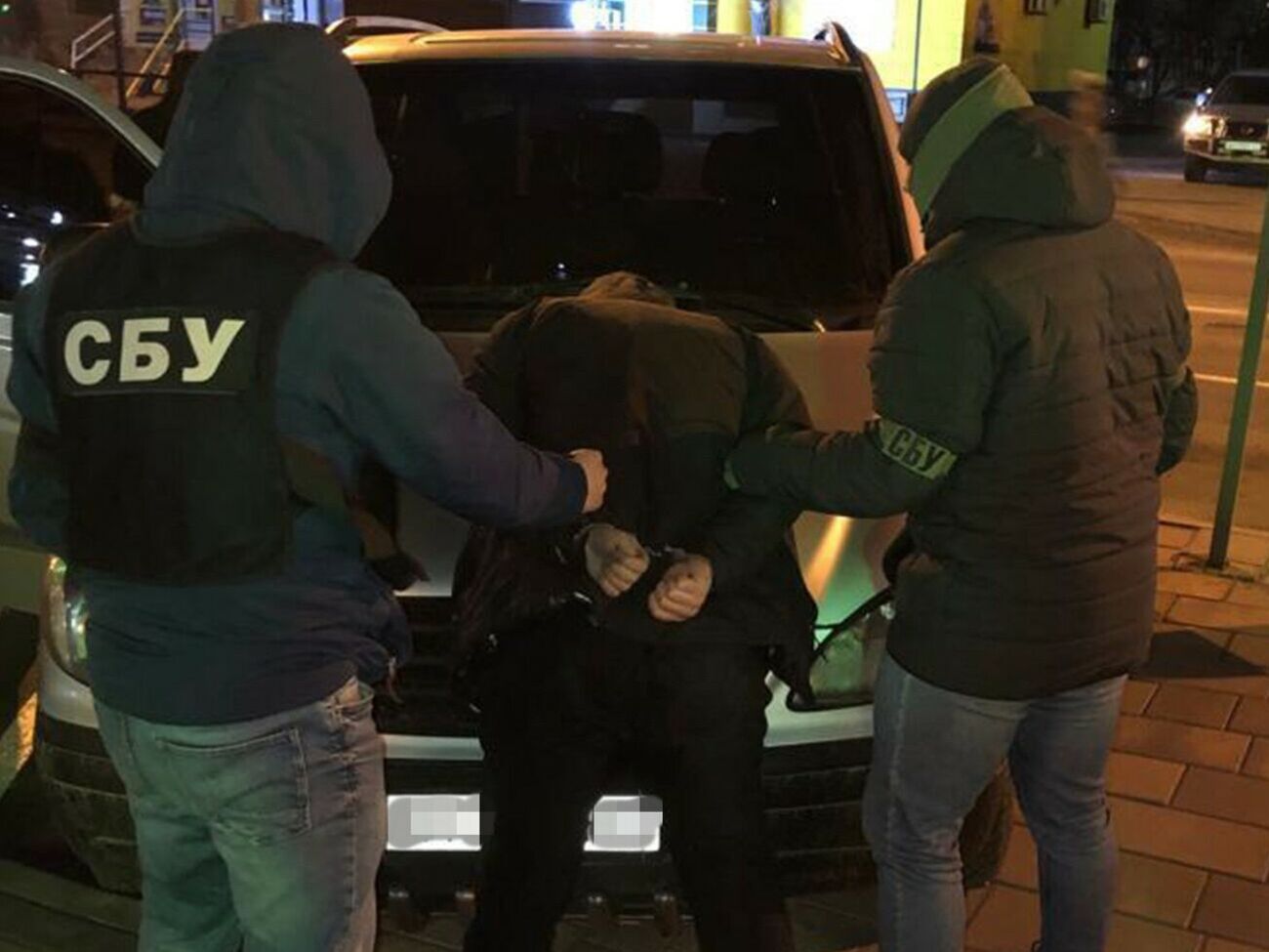 За даними СБУ, правоохоронці затримали двох організаторів банди під час передавання частини грошей від потерпілого