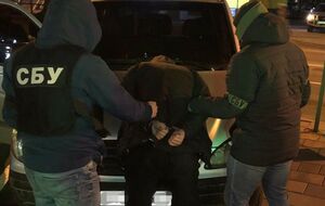 За даними СБУ, правоохоронці затримали двох організаторів банди під час передавання частини грошей від потерпілого