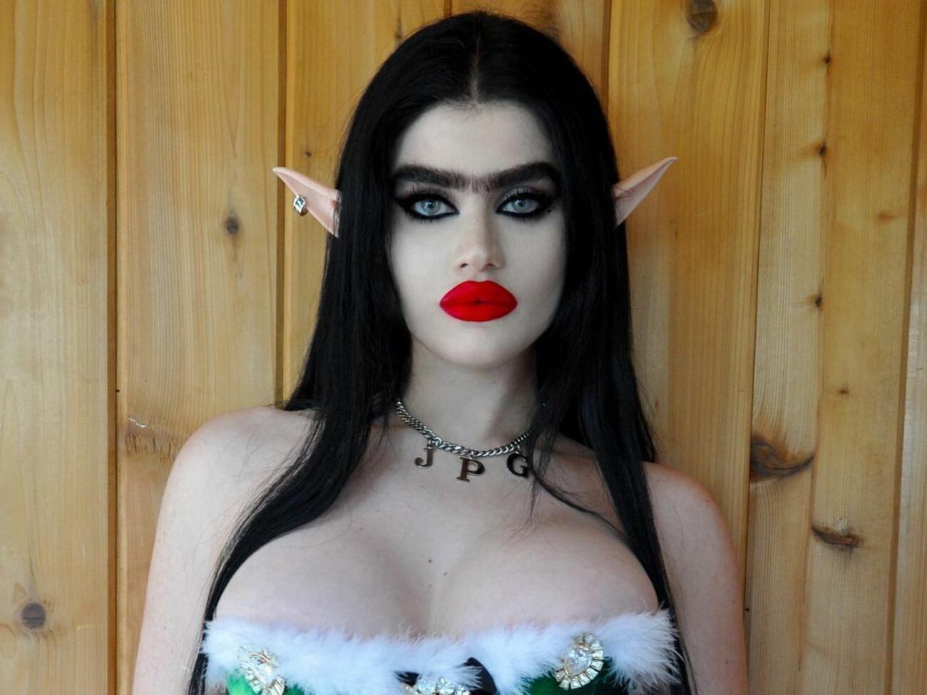 Хаджіпантелі декларує стиль "брови без пінцета"