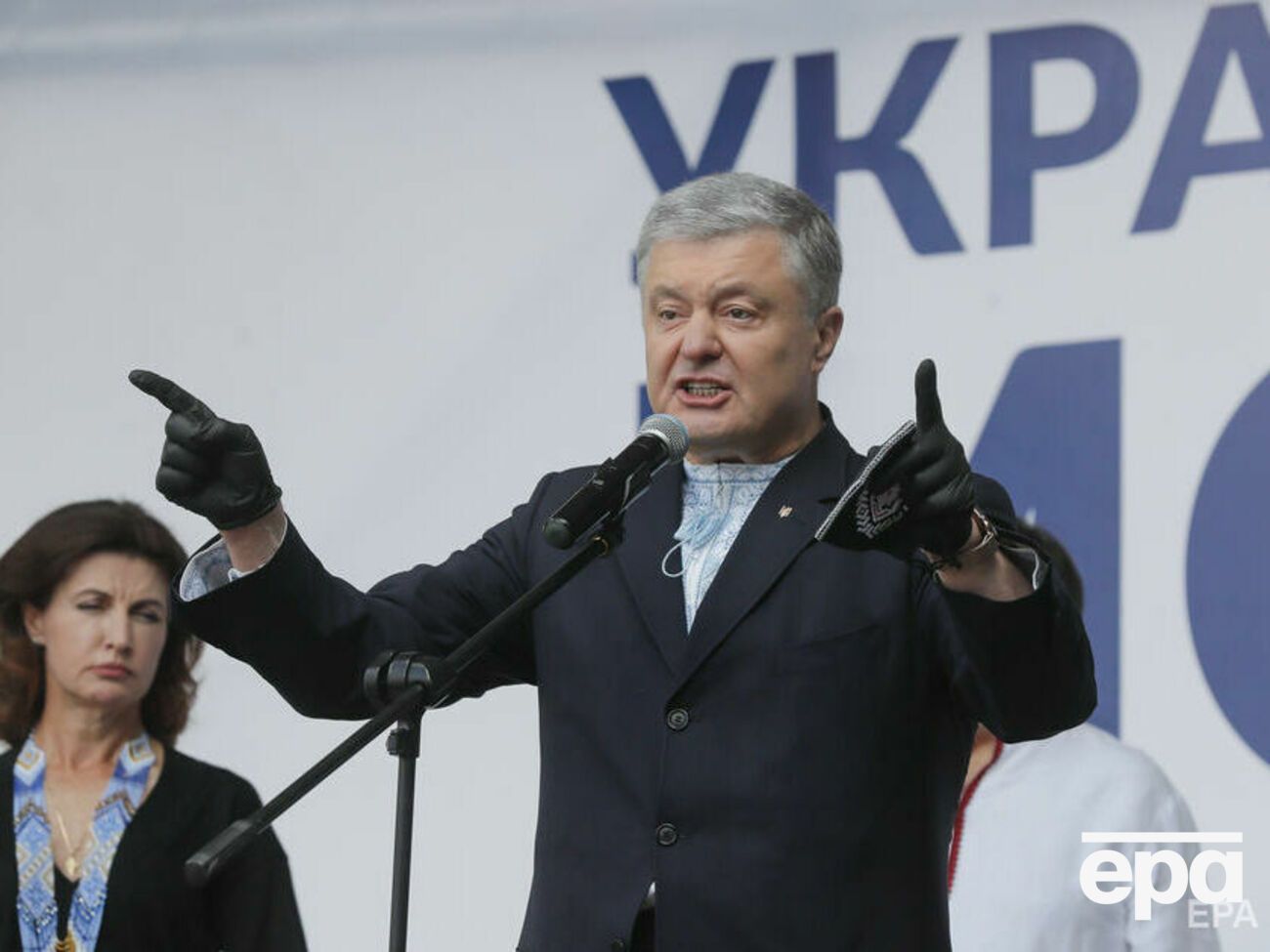 Порошенко перебуває за межами України