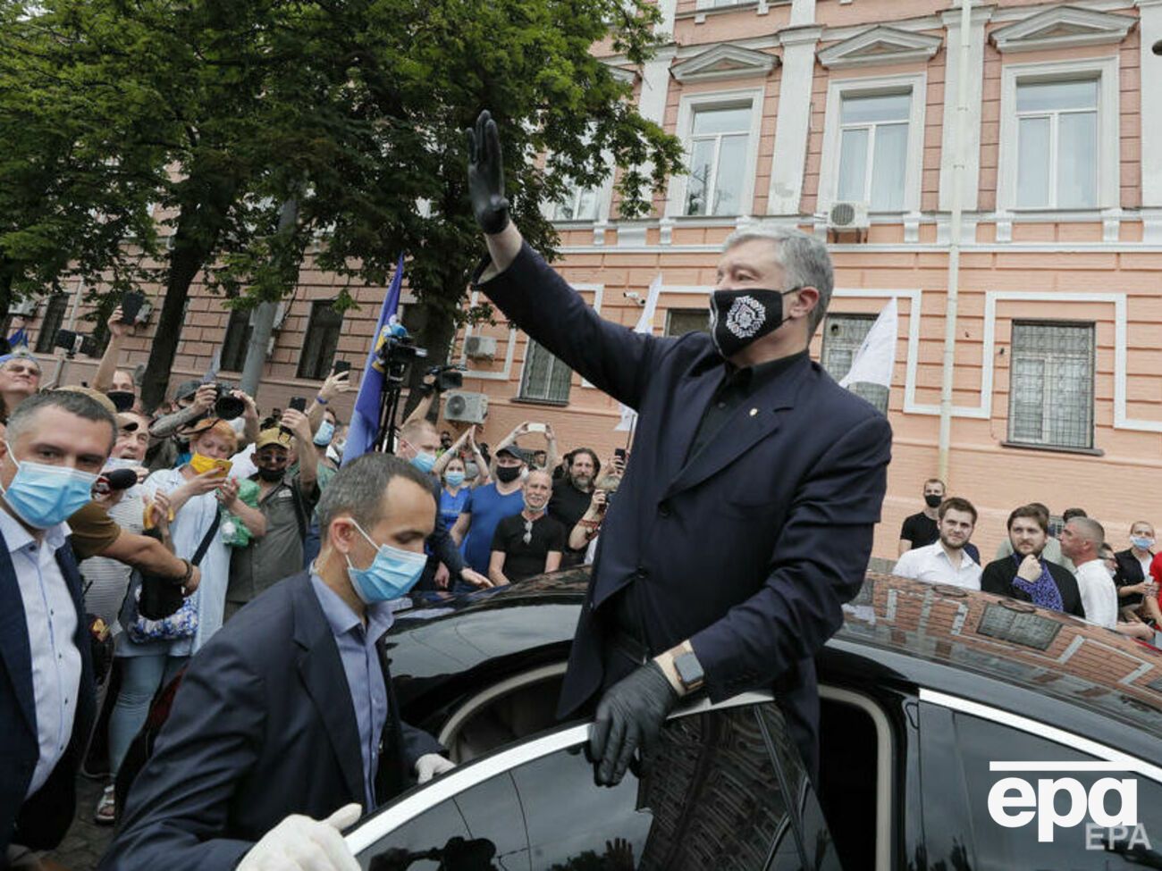 Офіс генпрокурора клопоче про арешт Порошенка