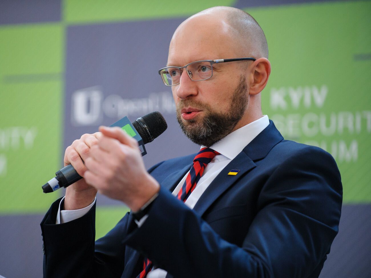 Яценюк призвал власти провести открытый разговор с оппозицией и гражданским обществом о том, как защитить Украину перед угрозой наступления РФ