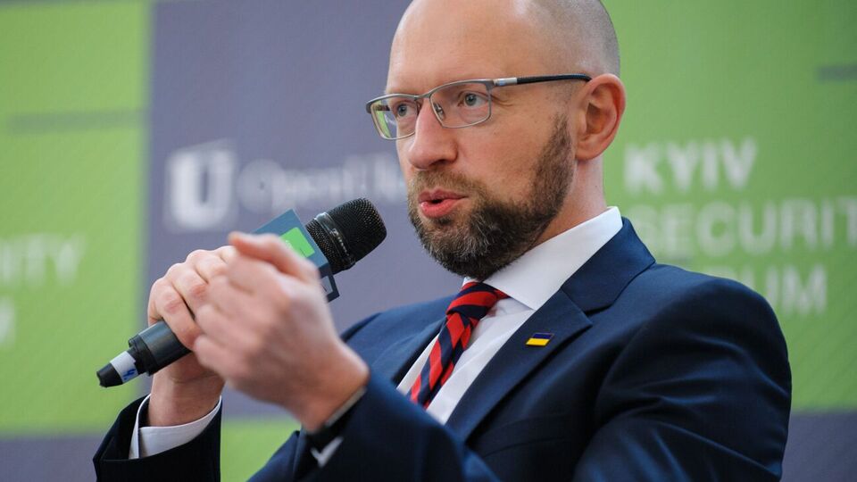 Яценюк призвал власти провести открытый разговор с оппозицией и гражданским обществом о том, как защитить Украину перед угрозой наступления РФ