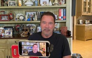 На установку небольших домиков Шварценеггер выделил около $250 тыс.