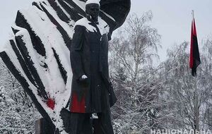 Памятник обливали краской и яйцами