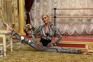 Волочкова подписала фото на английском языке, допустив ошибку в написании слова "merry"