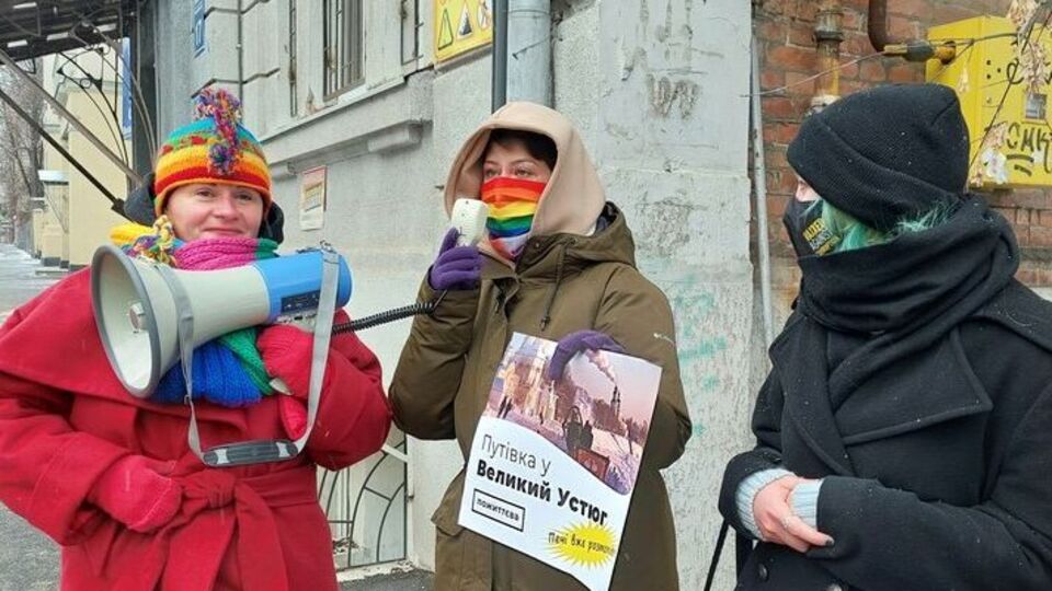 Активістки принесли подарунки для Путіна – іграшковий мозок та білі капці