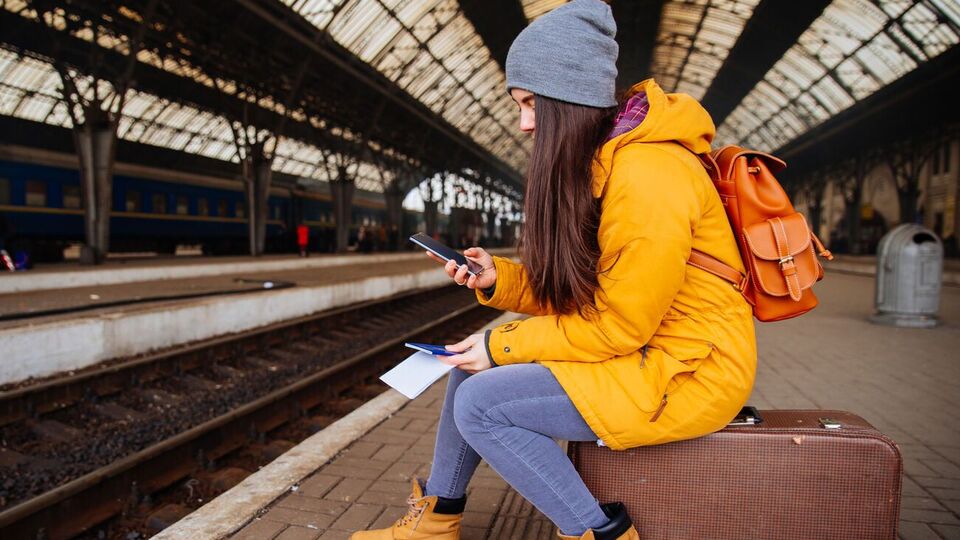 Шляхи відновлюють, тепловоз уже підняли на рейки, запевнили у компанії