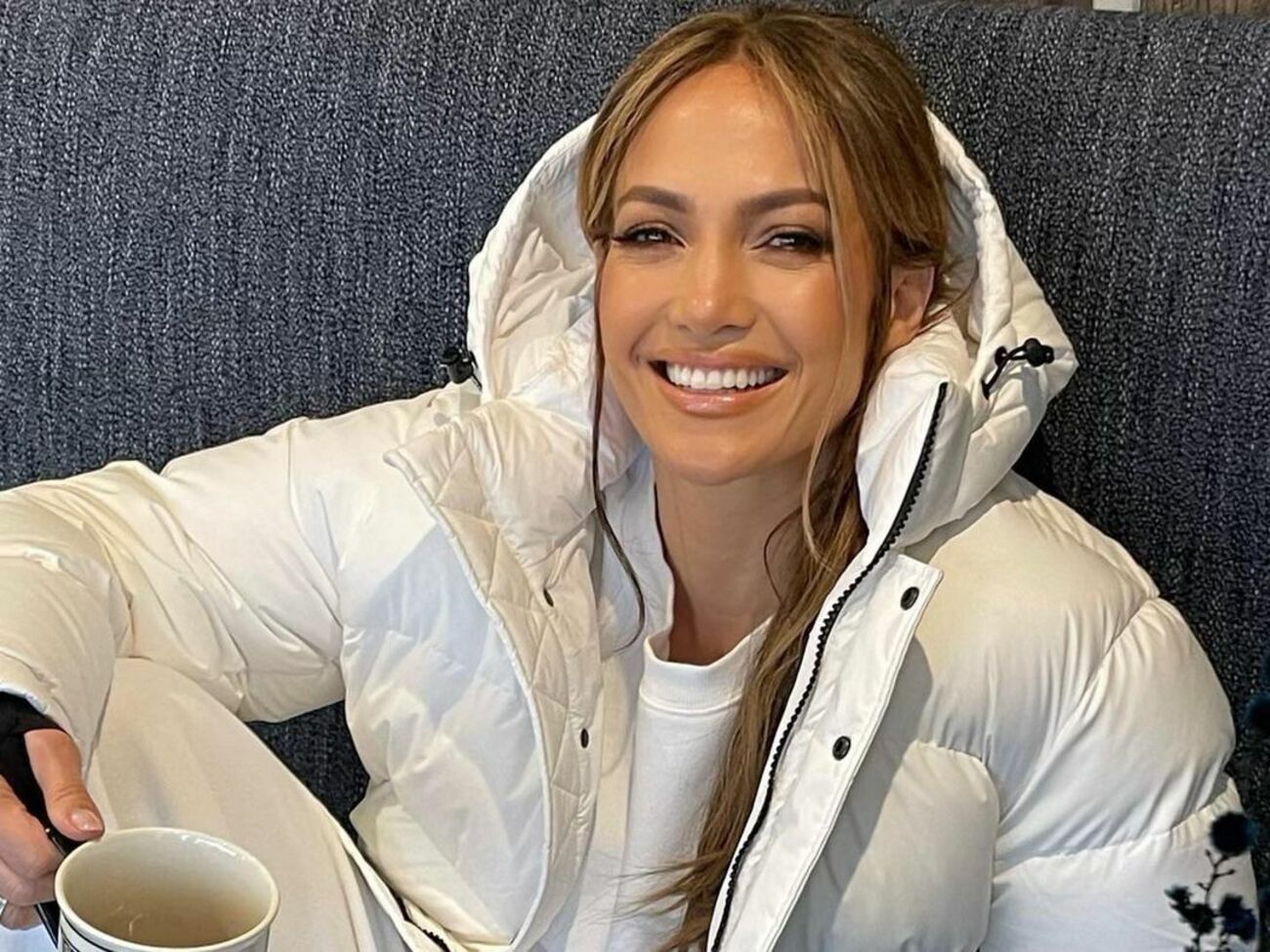 У кадрі Лопес рекламує очищувальний і тонізувальний засіб свого косметичного бренда