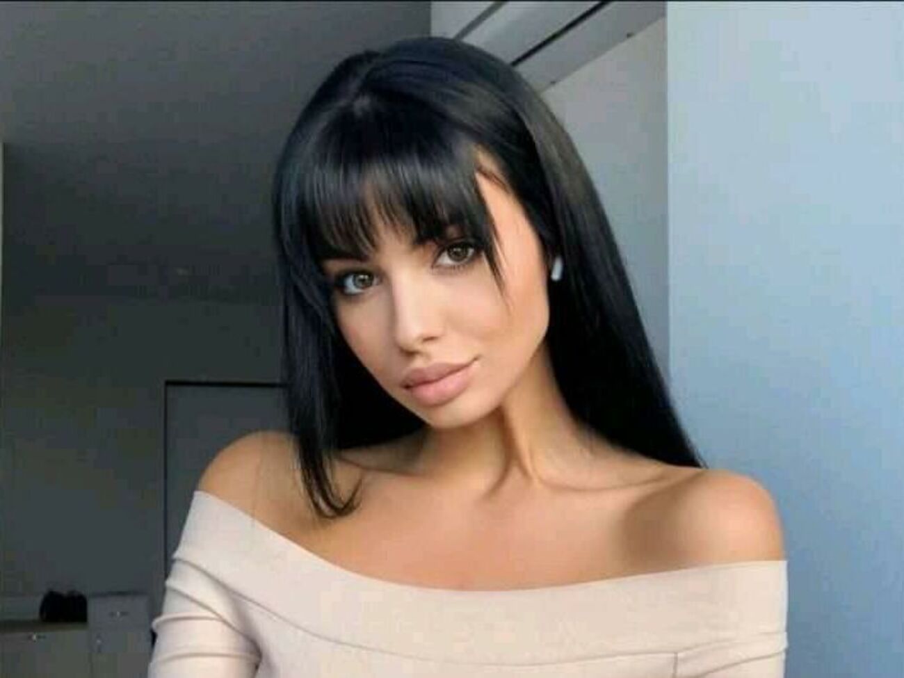 27-річна юристка Христина Тишкун викликала шквал критики у соцмережах своїм відвертим вбранням під час офіційної зустрічі